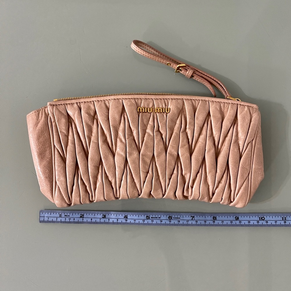 Authentic Miu Miu Matelasse clutch - Pink